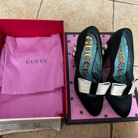 GUCCI Black Silk Satin Pearl Studded Luna Bow Accent
Pump Block Heels - Picture 5 of 12